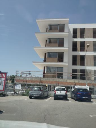 Construcción de Piscina con Deck de Madera - Imagen 2